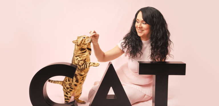 Ellen Jokikunnaksen Vokko-kissalle maistuu PrimaCat-kissanruoka